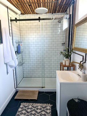 Sèche-cheveux, serviettes fournies