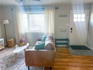 Smart TV - The Thornton Retreat – Modern & Cozy Stay (Thornton)