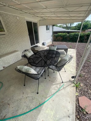 Outdoor dining - The Thornton Retreat – Modern & Cozy Stay (Thornton)