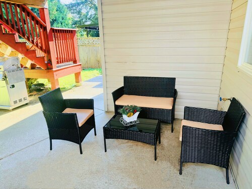Cozy Garden 1 bedrooms Suite in welcoming North Vancouver with WiFi