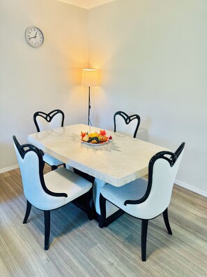 Dining - Cozy Garden 1 bedrooms Suite in welcoming North Vancouver with WiFi (North Vancouver)