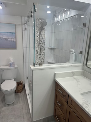 Hair dryer, towels, toilet paper - Charming 2-bedroom condo with WiFi, AC in delightful Bonita Springs.  (Bonita Springs)