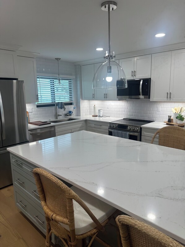 Mikrobølgeovn, ovn, kokeplater og oppvaskmaskin