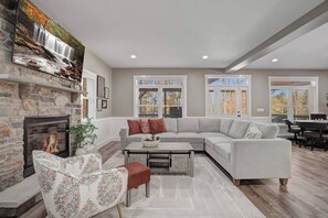 Smart TV, chimenea, futbolito y tenis de mesa 