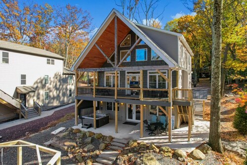 New Modern Luxury Lakeview Haven: Lake Access,HotTub, Game Room, FirePits, Ski