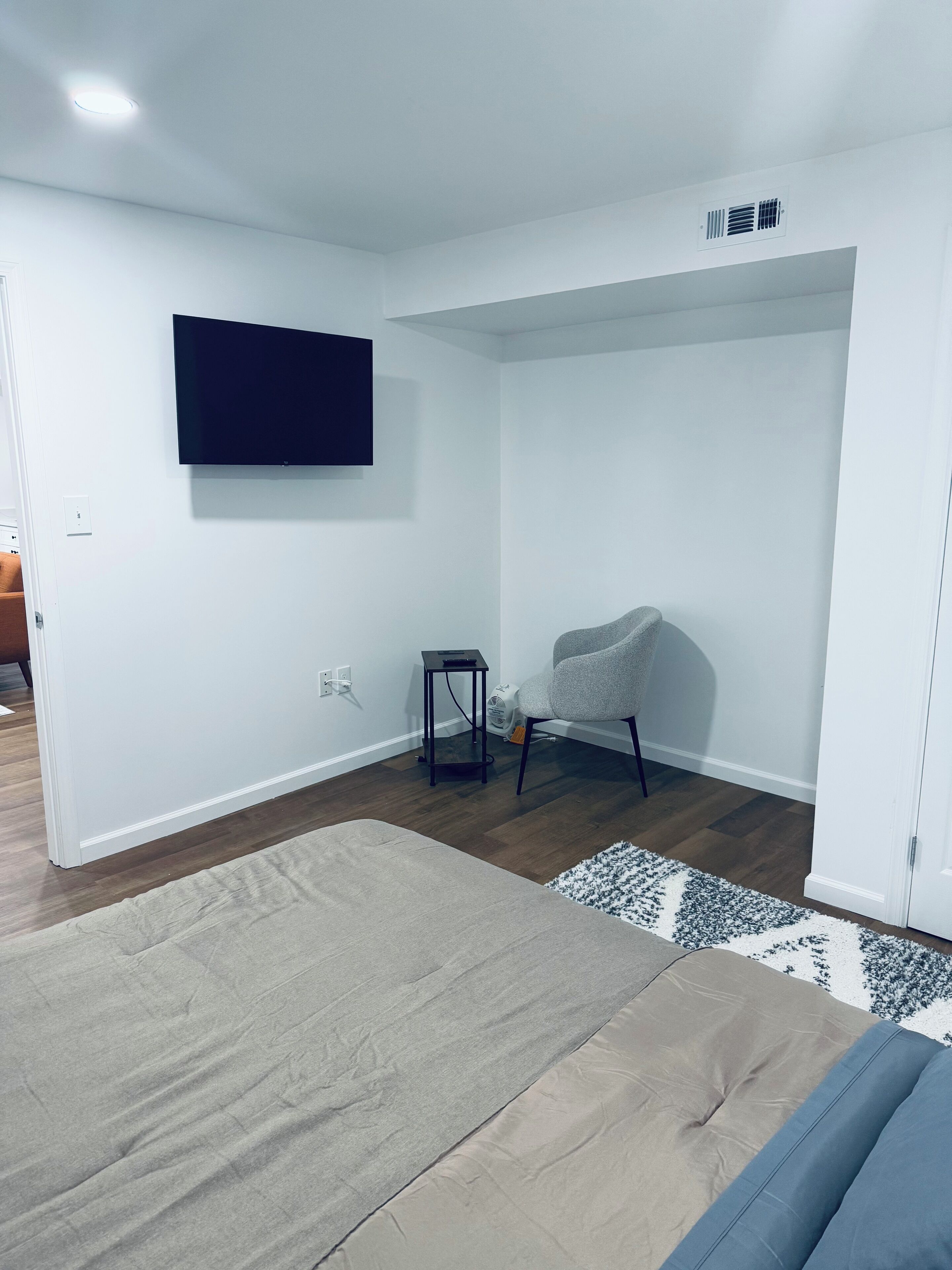 2 bedrooms, desk, iron/ironing board, WiFi