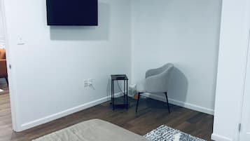 2 bedrooms, desk, iron/ironing board, WiFi