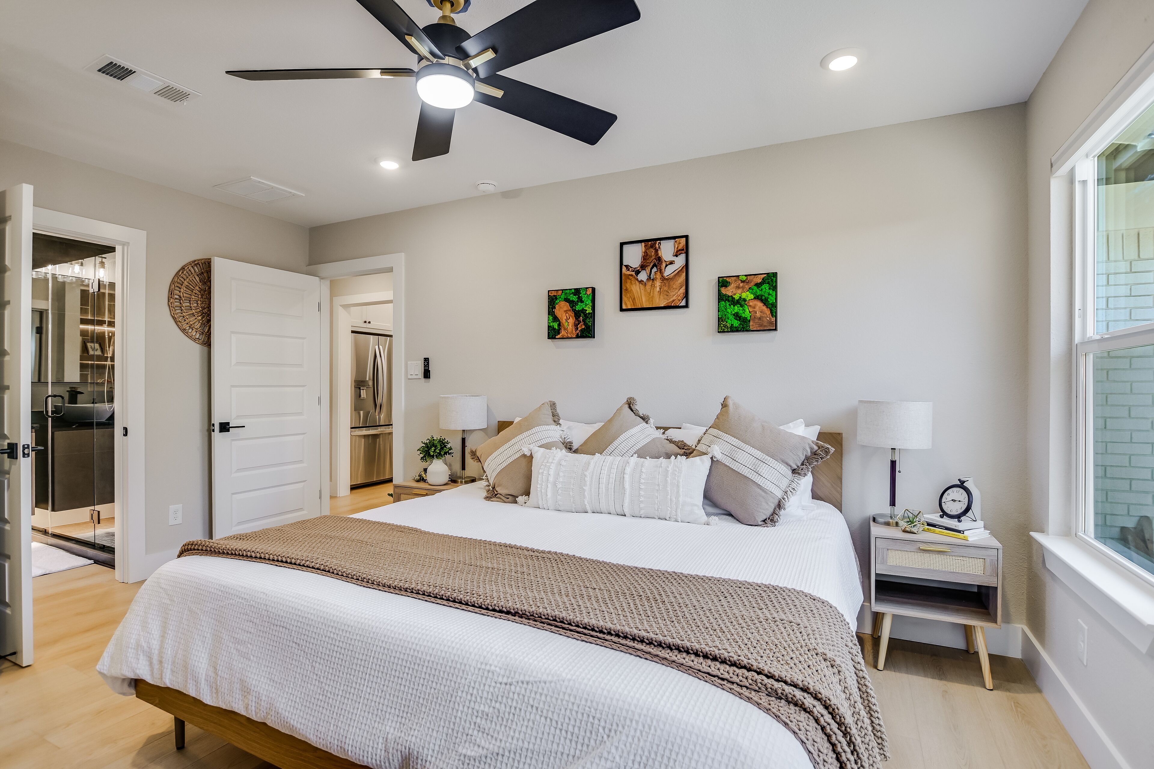 3 間睡房、書桌、熨斗/熨衫板、可攜式嬰兒床