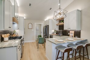 冷蔵庫、電子レンジ、オーブン、コンロ