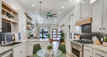 Emerald Gem - In Downtown Georgetown