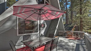 Outdoor dining - The Squirrels Nest Pet Friendly! (Green Valley Lake)