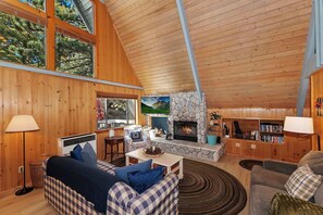 House, Multiple Beds, Patio, Mountain View (The Squirrel's Nest) | Living area
