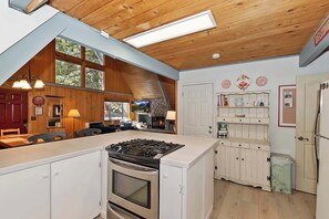 House, Multiple Beds, Patio, Mountain View (The Squirrel's Nest) | Private kitchen