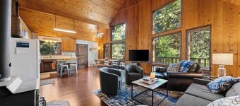 Cozy Cabin in the Woods with Comforts, Hot Tub, Walk to Lake