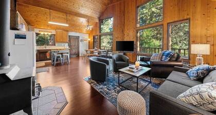 Cozy Cabin in the Woods with Comforts, Hot Tub, Walk to Lake