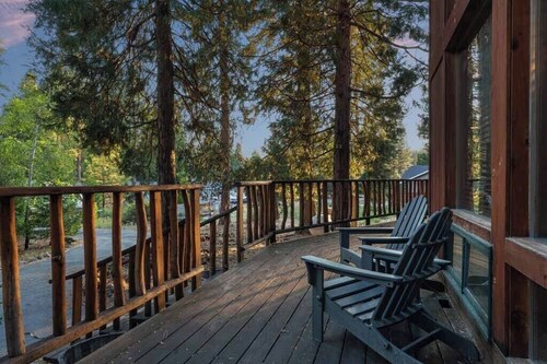 Cozy Cabin in the Woods with Comforts, Hot Tub, Walk to Lake