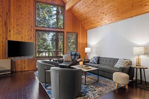 Living area - Cozy Cabin in the Woods with Comforts, Hot Tub, Walk to Lake (Westwood)