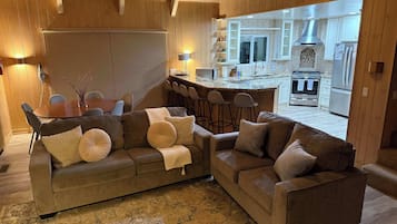 Casa, varias camas, hidromasaje, vista a la montaña (Casa Del Lago) | Área de sala de estar | Televisión de pantalla plana de 50 pulgadas con canales digitales