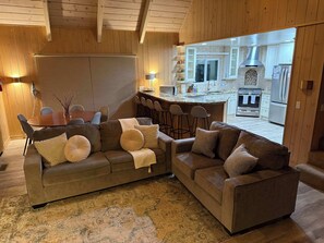 Hus - flere senge - boblebad - bjergudsigt (Casa Del Lago) | Opholdsområde | 50-tommers fladskærms-tv med digitale kanaler, pejs