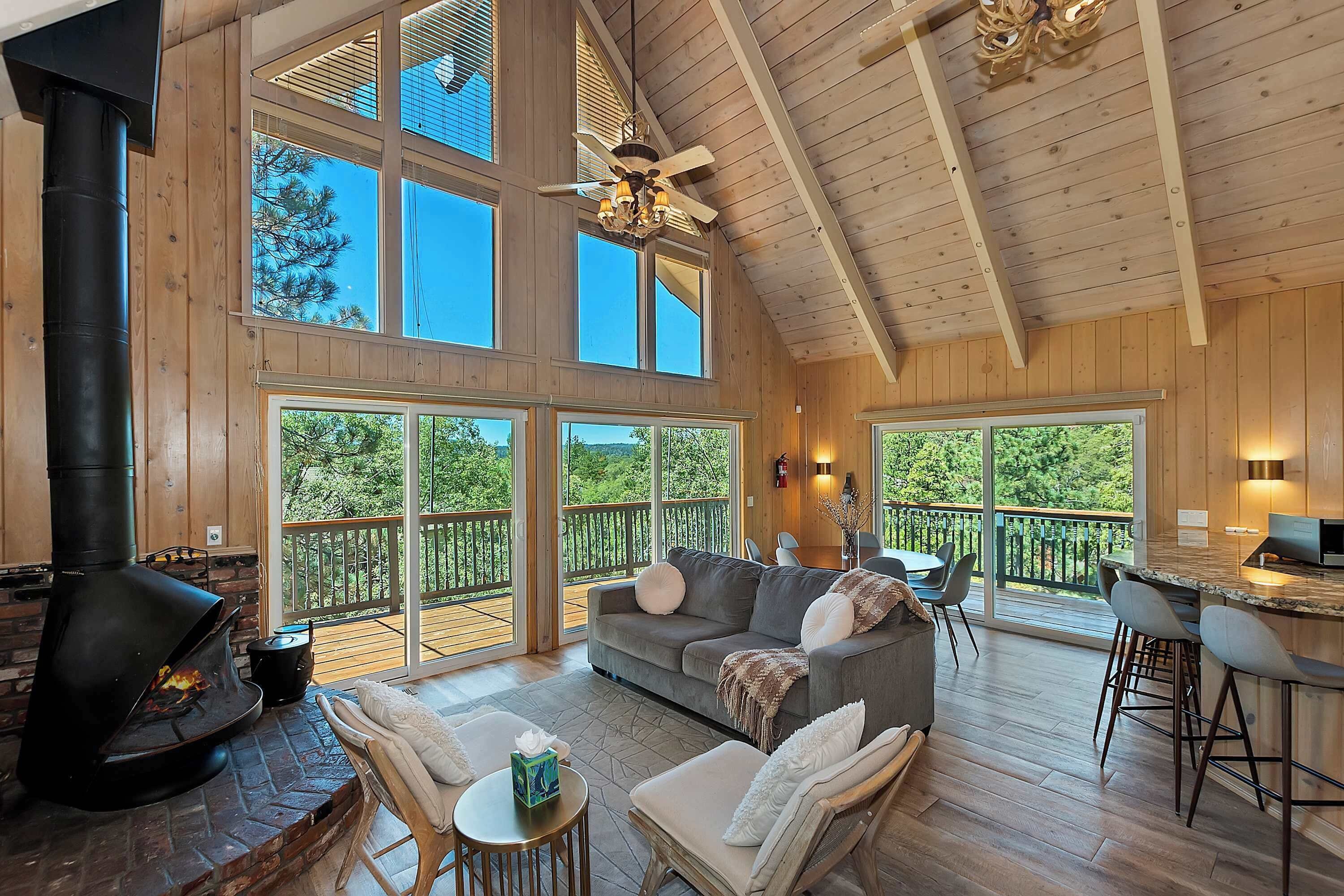 Rumah, Beberapa Tempat Tidur, hot tub, pemandangan gunung (Casa Del Lago) | Area keluarga | Televisi layar datar 50-inci dengan saluran TV digital dan perapian