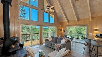 Casa, varias camas, hidromasaje, vista a la montaña (Casa Del Lago) | Área de sala de estar | Televisión de pantalla plana de 50 pulgadas con canales digitales