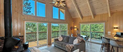 Nhà, nhiều giường, bồn tắm nước nóng, quang cảnh núi (Casa Del Lago) | Khu phòng khách | TV màn hình phẳng 50-inch có truyền hình kỹ thuật số, lò sưởi