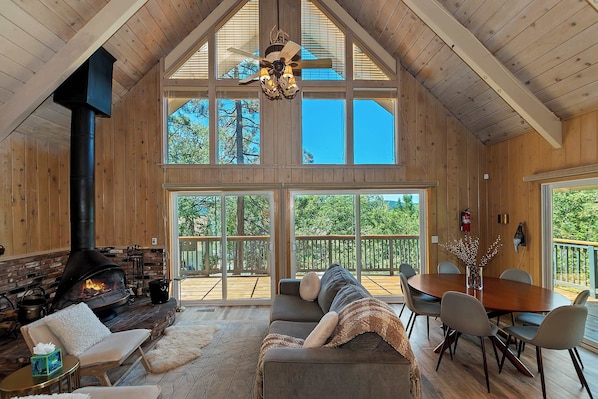 House, Multiple Beds, Hot Tub, Mountain View (Casa Del Lago) | Living area | 50-inch flat-screen TV with digital channels, fireplace