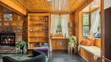 Huisje, Meerdere bedden, terras, uitzicht op bergen (Pineland Getaway) | Interieur