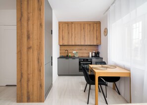 Réfrigérateur, un four, surface de cuisson, lave-vaisselle