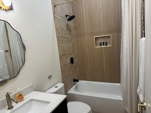 Haartrockner, Handtücher, Seife, Toilettenpapier