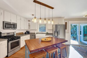 Fridge, microwave, oven, stovetop - Pet Friendly, Heated Private Pool, Poolside Cabana w/ Projection TV (Saint Simons Island)