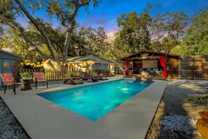 A heated pool - Pet Friendly, Heated Private Pool, Poolside Cabana w/ Projection TV (Saint Simons Island)
