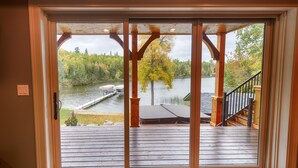 Puinen terassi, jolta avautuu näkymä järvelle ja metsään.