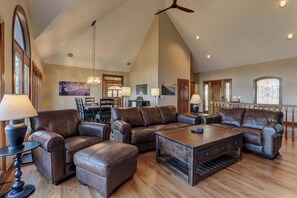 Smart TV, fireplace, DVD player, table football - Starry Nights - Unforgettable Views, Steamy Hot Tub, Game Room + More! (Jasper)