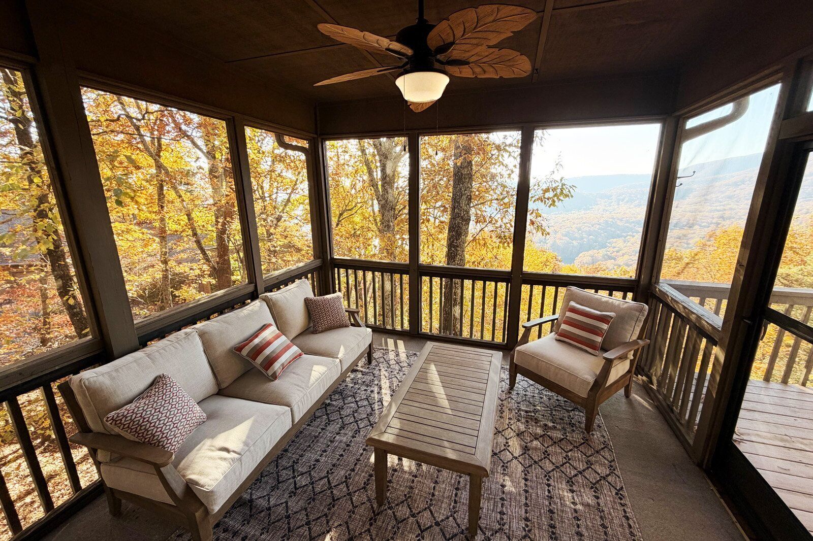 TV connectée, cheminée, lecteur de DVD, baby-foot