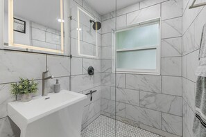 Shower, hair dryer, towels - Gulf Access, Dock, Heated Pool, Across from the Beach - Sea-cluded Bungalow -Roelens (Fort Myers Beach)