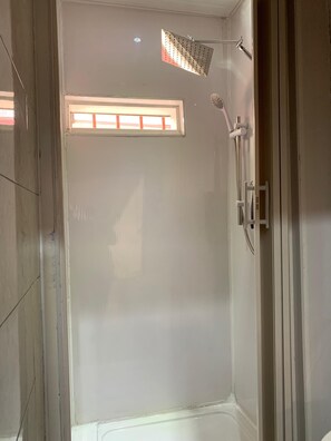 Dusche, Handtücher, Seife, Shampoo