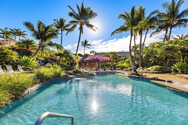 Pool - Elegant 2bd Townhouse with Loft, Lanais and views (Kihei)