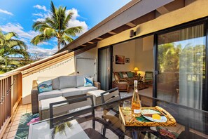Outdoor dining - Elegant 2bd Townhouse with Loft, Lanais and views (Kihei)
