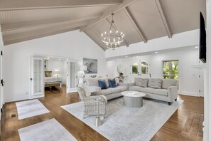 スマートテレビ、暖炉、卓球台