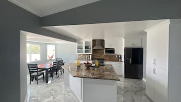 Een magnetron, een oven, een kookplaat, een vaatwasser