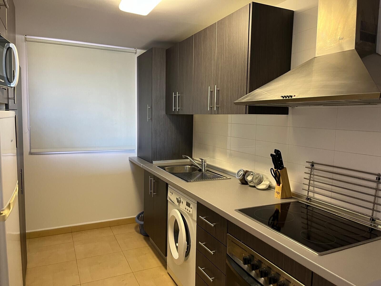 Een koelkast, een microgolfoven, een oven, een vaatwasser