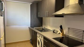 Een koelkast, een microgolfoven, een oven, een vaatwasser