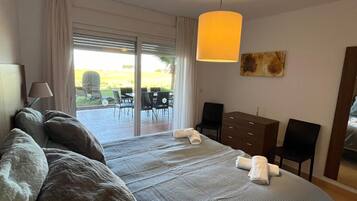 1 slaapkamer, een strijkplank/strijkijzer, gratis wifi, beddengoed