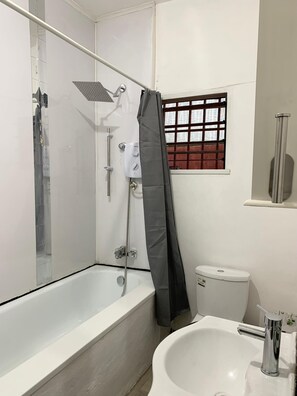 Handtücher, Seife, Shampoo, Toilettenpapier