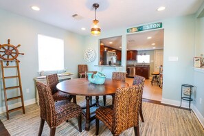 House | 3 bedrooms - Great Location Spacious Yard Coffee bar (Galveston)