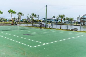 Tennis court - Home Lounge and Arcade Close to Beach and Marina (Galveston)