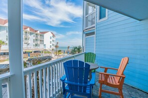 อพาร์ทเมนท์, สูบบุหรี่ได้ | ลานระเบียง/นอกชาน