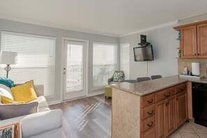 Apartment | 2 bedrooms - Great Views Heated Pools Hot Tubs Easy Beach Access (Galveston)