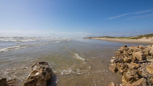 A beach with rocky shoreline and waves. - Unforgettable Vacation Getaway in Treasure Island (Freeport)